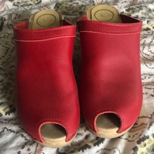 Absolutely gorgeous red No 6 peep toe clogs.